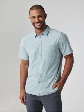 NWT Vuori Short Sleeve Bridge Button Down in Chalk Blue Falling Frond